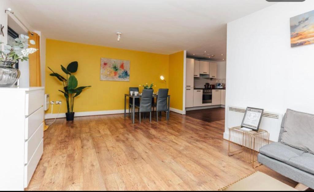 Sl Luxury 2 Bed Broad St Home เบอร์มิงแฮม ภายนอก รูปภาพ